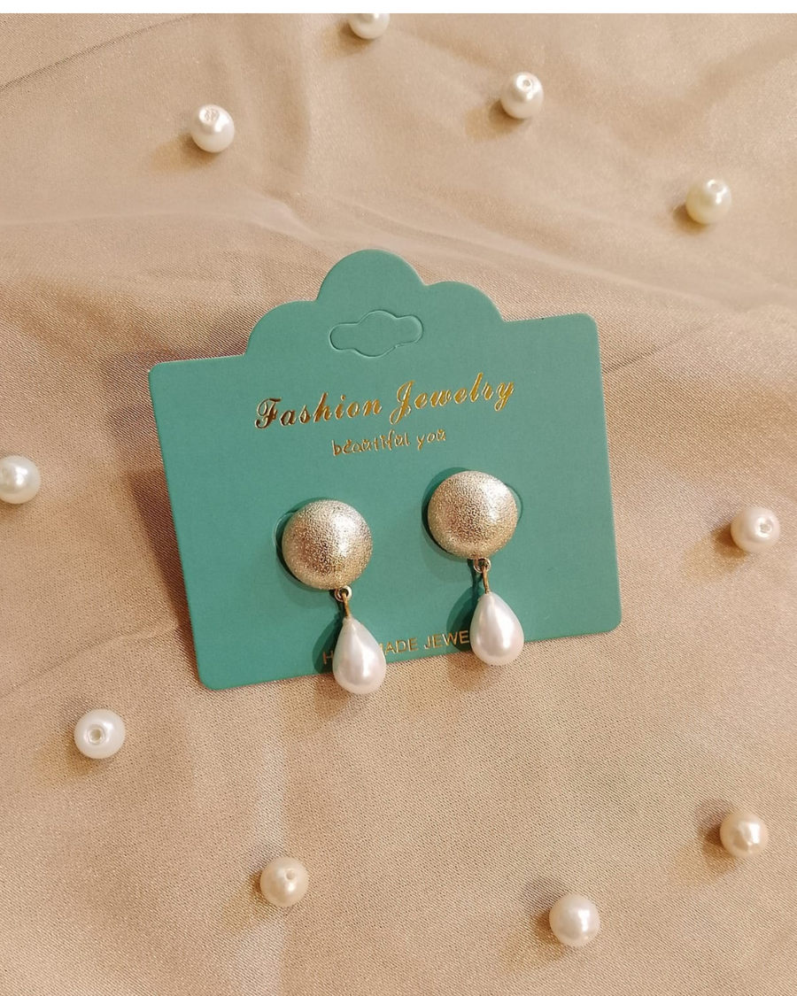Minimal Gold Pearl Drops